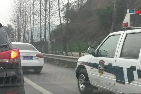 重庆高速公路搭电救援|换胎